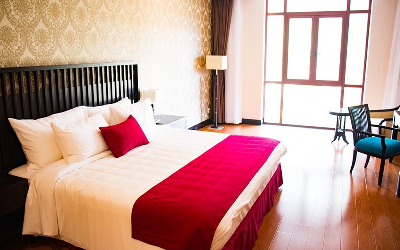 phòng deluxe nhìn ra hồ bơi swiss belresort Tuyền Lâm Đà Lạt