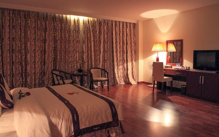 phòng deluxe hotel River Pince
