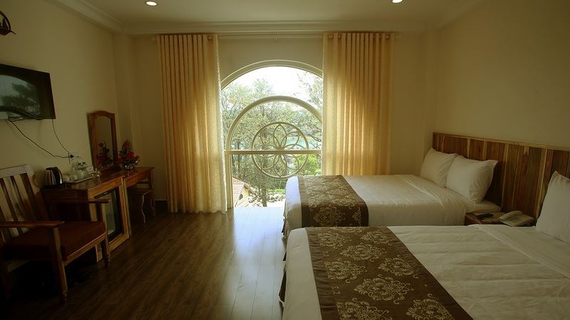 Phòng Premier king Khách sạn Lake View Đà Lạt
