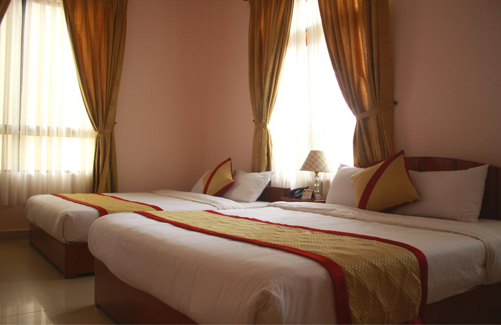 phòng Deluxe Triple Khách sạn Gold Night Đà Lạt