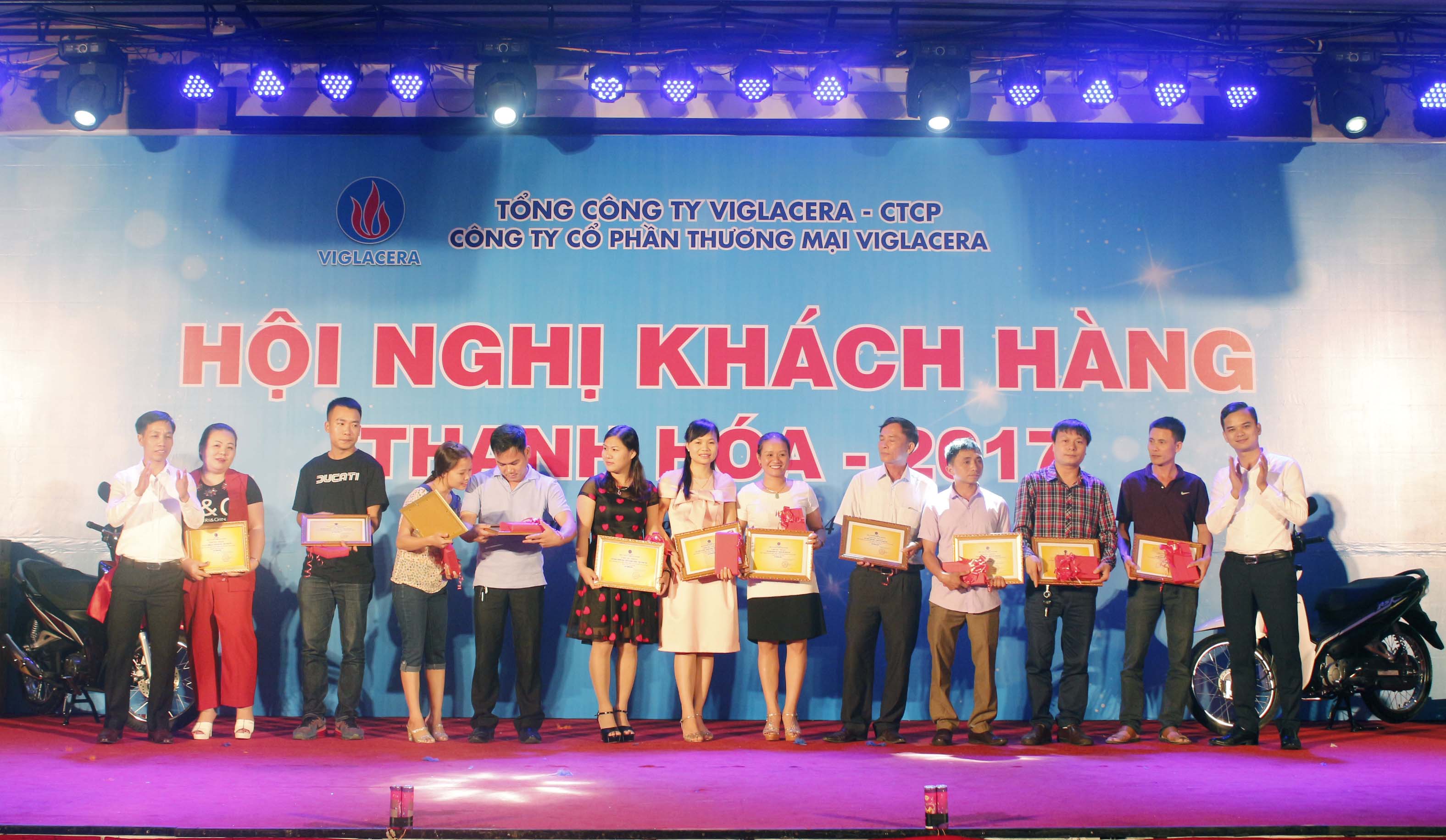 Tổ chức hội nghi