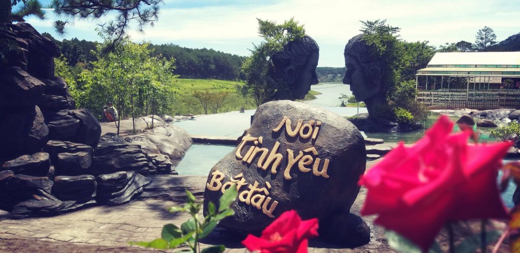 Nơi tình yêu bắt đầu hồ vô cực