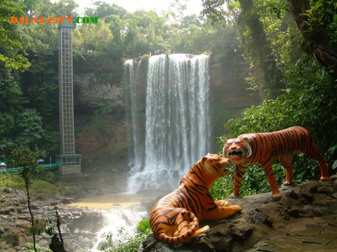 thác hang cọp ở Đà Lạt