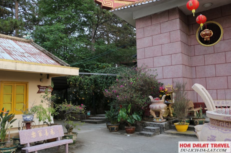 Phần không gian kiến trúc bên trái của chùa