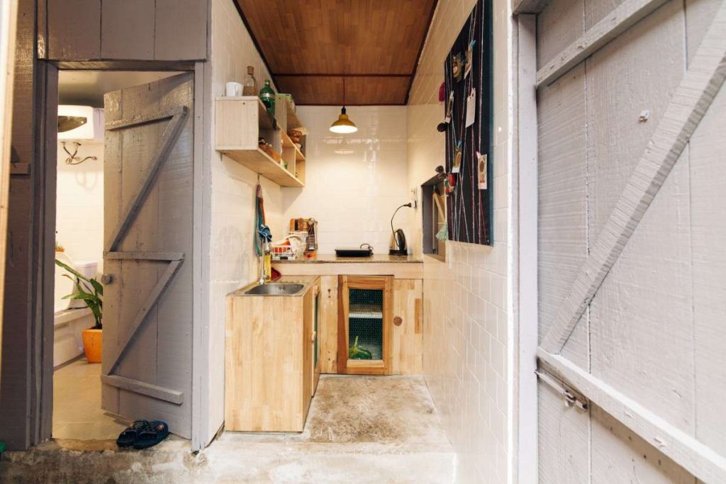 Không gian bếp ở homestay Le Bleu