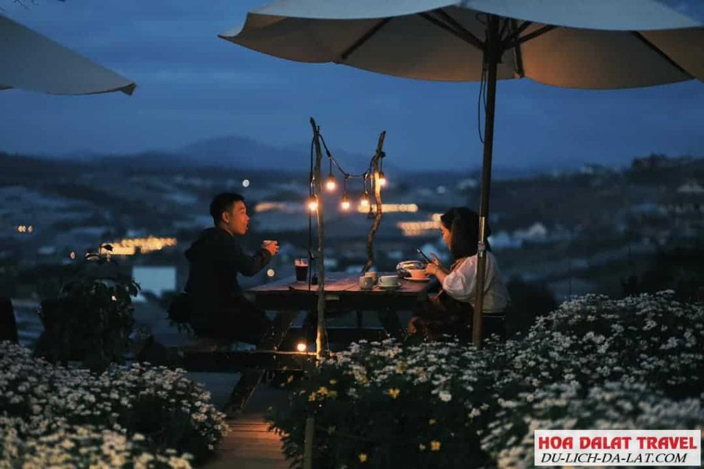 Khung cảnh tiệm cafe túi mơ to