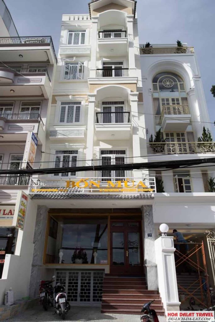 Khách sạn Bốn Mùa