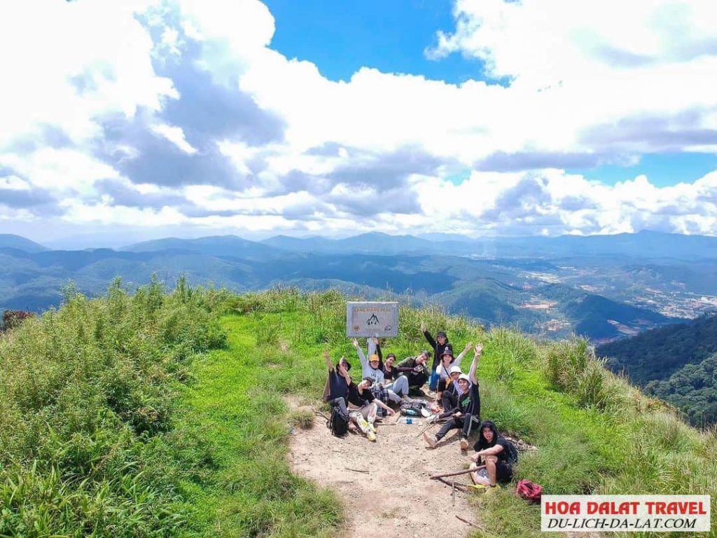 Hình ảnh các bạn trẻ leo núi langbiang