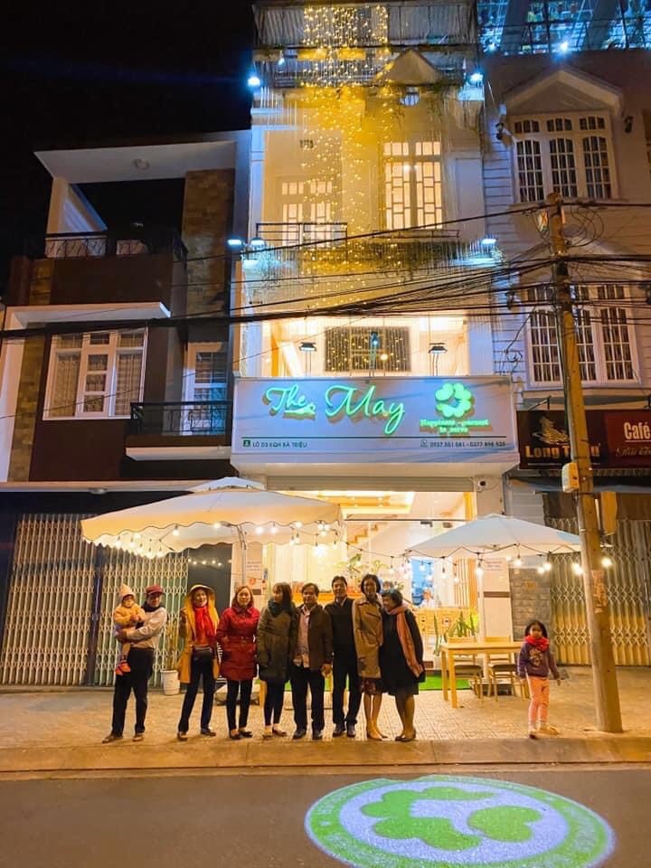khách check in tại nhà hàng The May