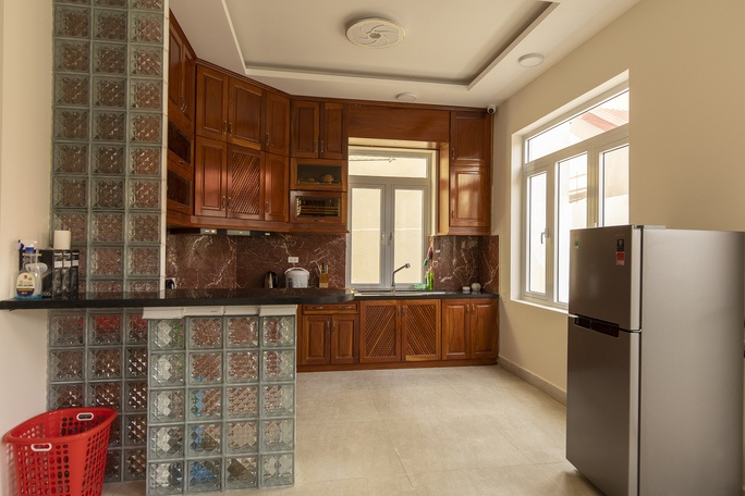 Bếp ở Lacami Rose De Villa