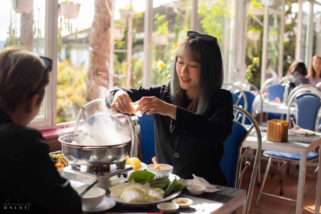 Không gian quán lẩu gà
