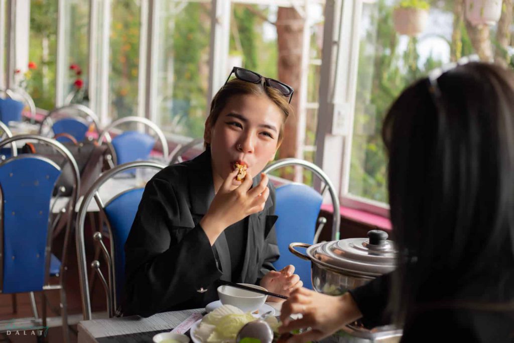 Lẩu gà lá é ngon