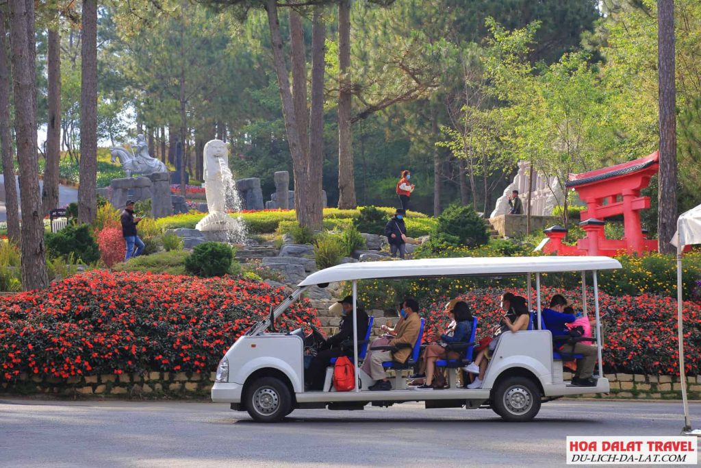 tham quan Thung Lũng Tình Yêu bằng xe điện