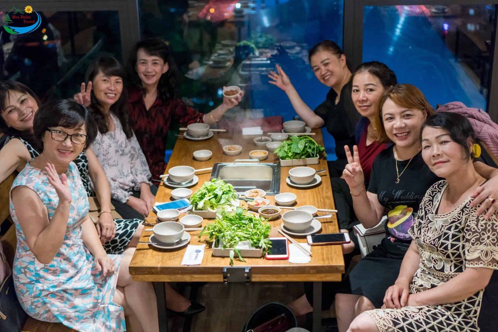 Du khách thưởng thức lẩu rau LAGIM