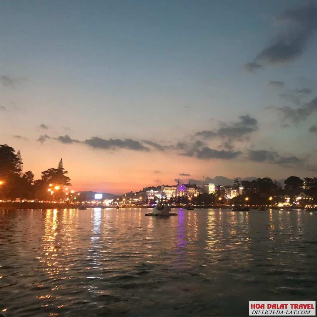 Ăn vặt, ngắm cảnh hồ Xuân Hương về đêm