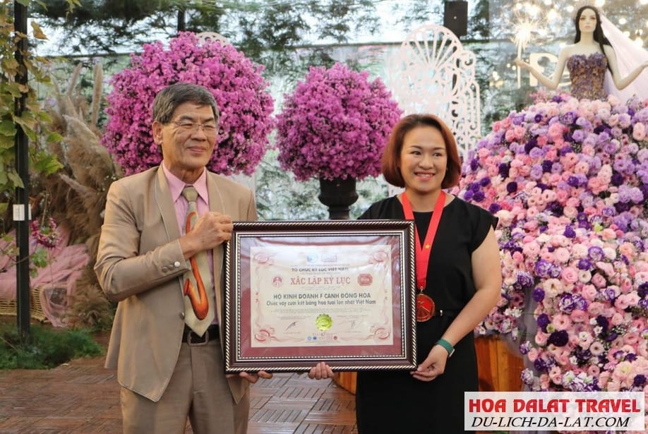 Chiếc váy cưới làm bằng hoa tươi lớn nhất Việt Nam - Kỷ lục