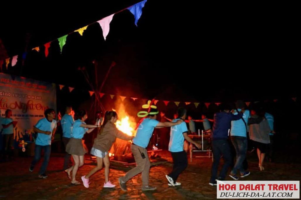 Chương trình đốt lửa trại tại làng Cù Lần
