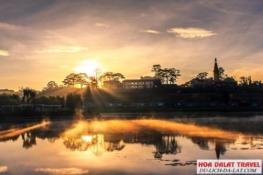 Chụp ảnh bình minh ngay hồ Xuân Hương