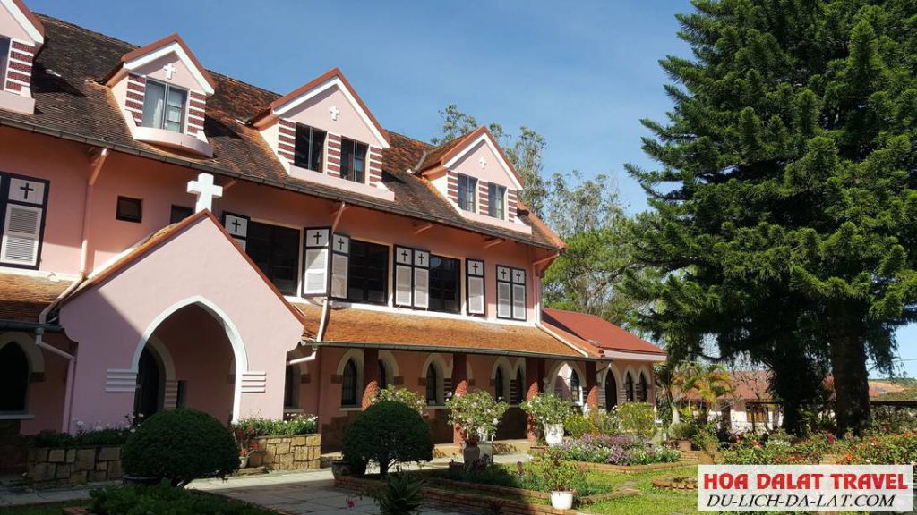 Giá vé tham quan nhà thờ Domaine De Marie Đà Lạt