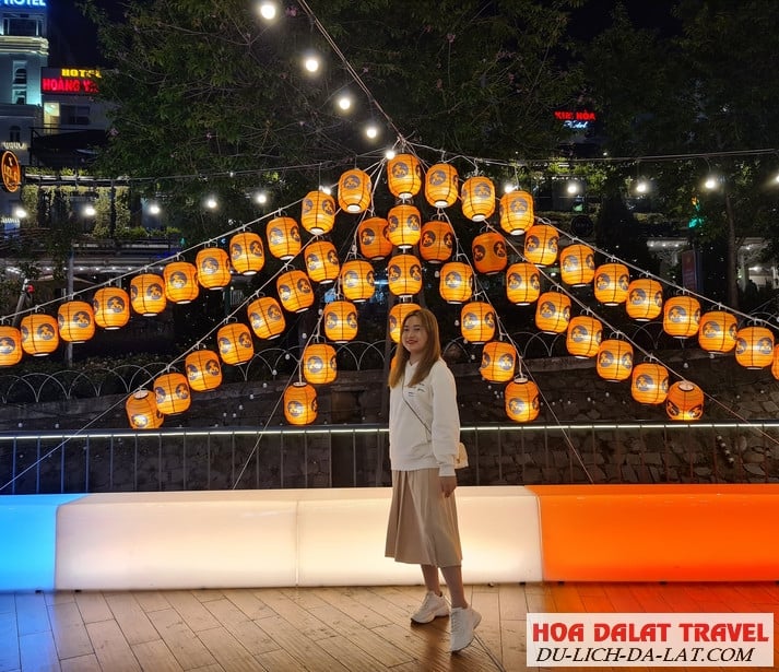 Hình ảnh du khách check in tại chợ Đà Lạt