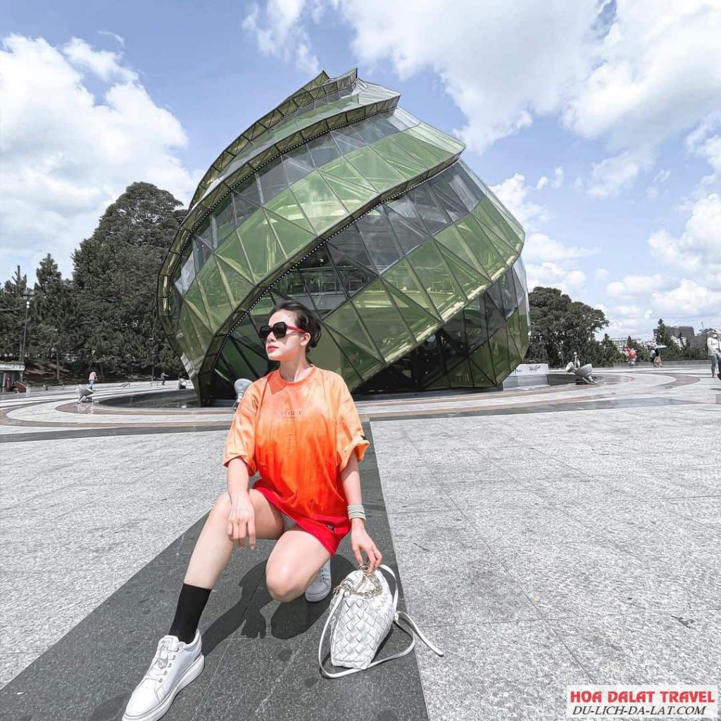 Khối nụ hoa Atiso ở Quảng trường