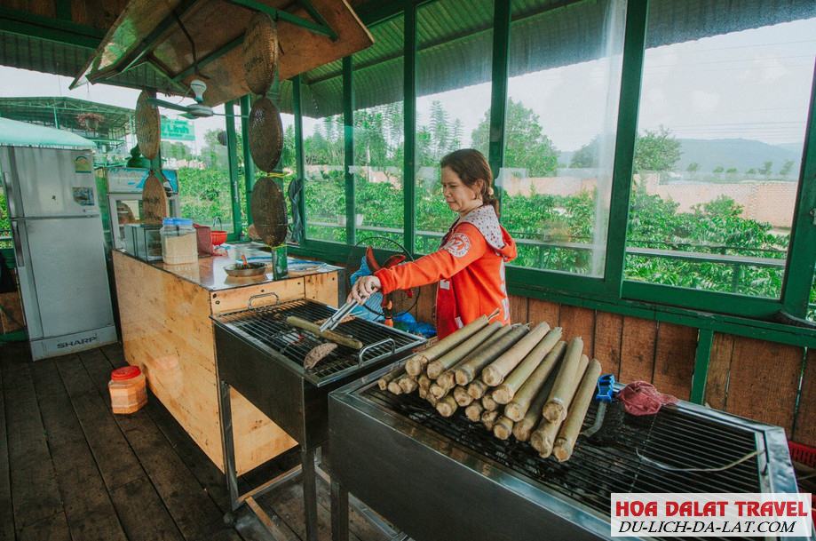 Khu ăn cơm lam và thịt nướng Cafe Mê Linh