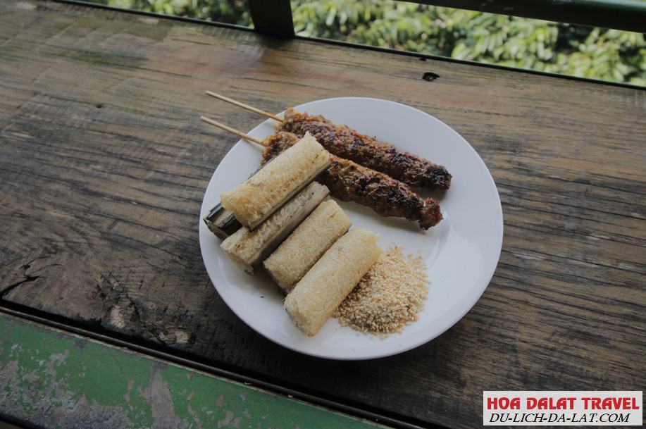 Khu ăn cơm lam và thịt nướng
