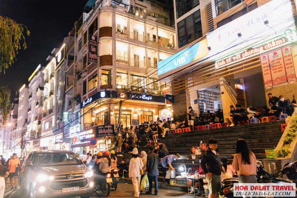 Khung cảnh chợ đêm náo nhịp mỗi tối