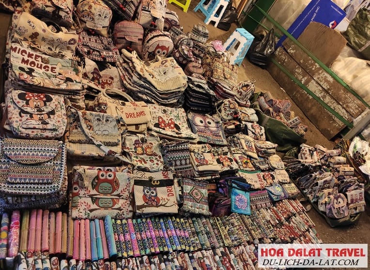 Mua gì ở chợ đêm