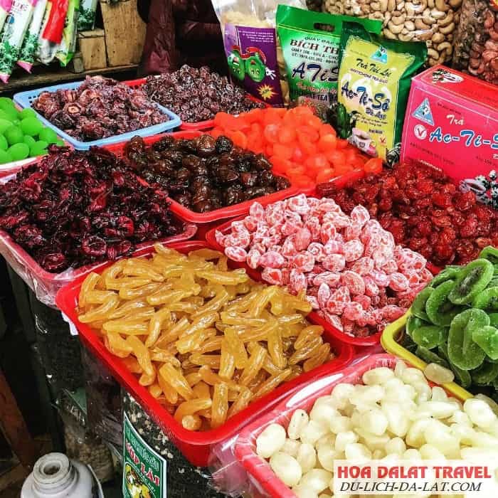 Mứt, trà và hoa quả sấy chợ đêm