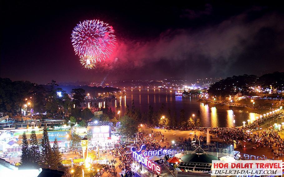 Ngắm pháo hoa ở hồ Xuân Hương