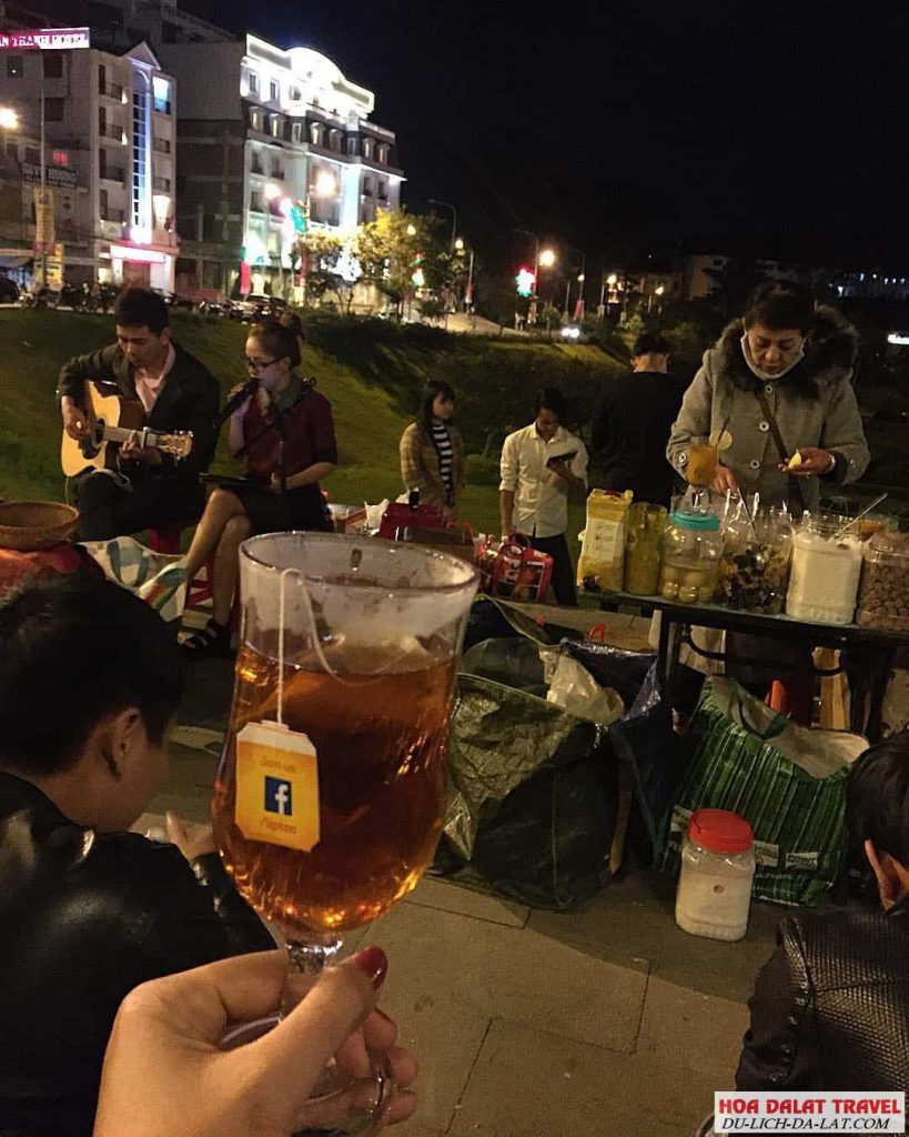 Nhâm nhi ly cafe cùng người ấy ngắm hồ Xuân Hương