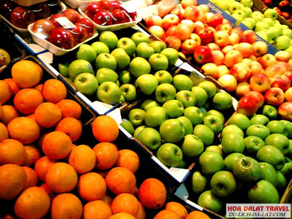 Nông sản và hoa quả tươi chợ đêm