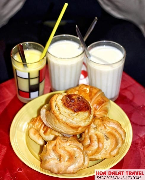 Sữa đậu nóng và bánh ngọt