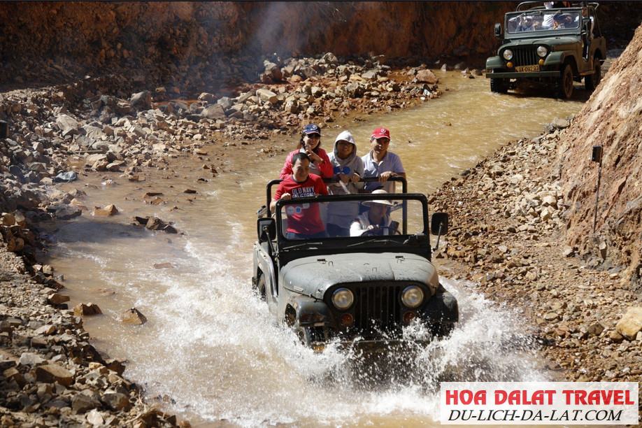 Tour xe jeep làng Cù Lần