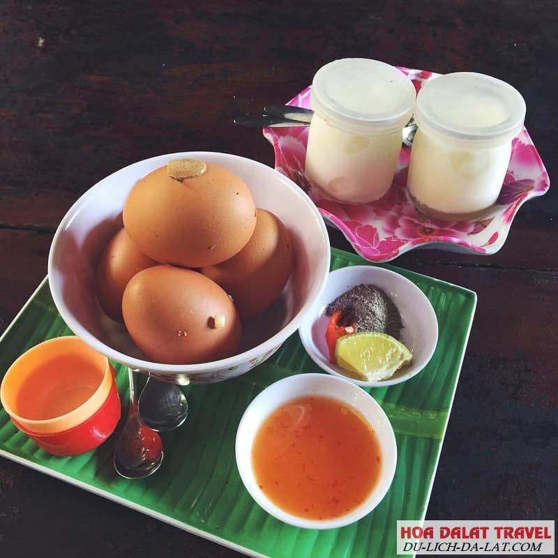Yaourt và trứng gà lòng đào