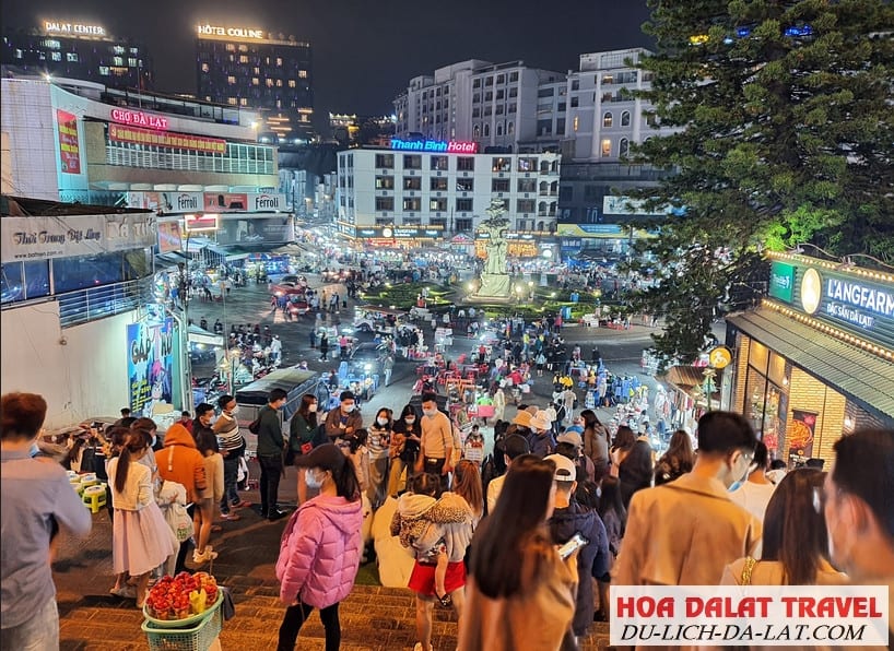 Cầu thang xuống chợ Âm Phủ