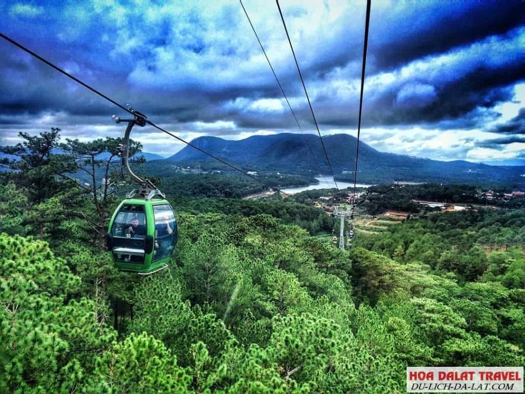 Đi cáp treo thưởng ngoạn phong cảnh