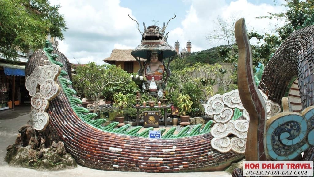Khu vực tham quan chùa -Long Hoa Viên
