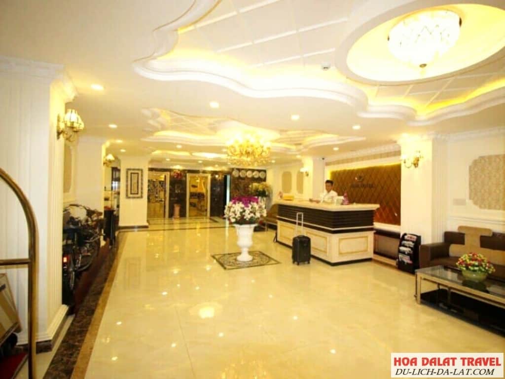Review khách sạn Royal
