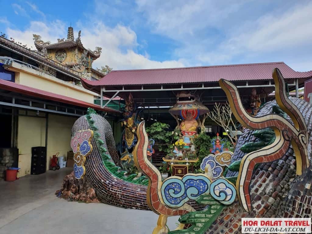 Tham quan chùa Linh Phước Đà Lạt