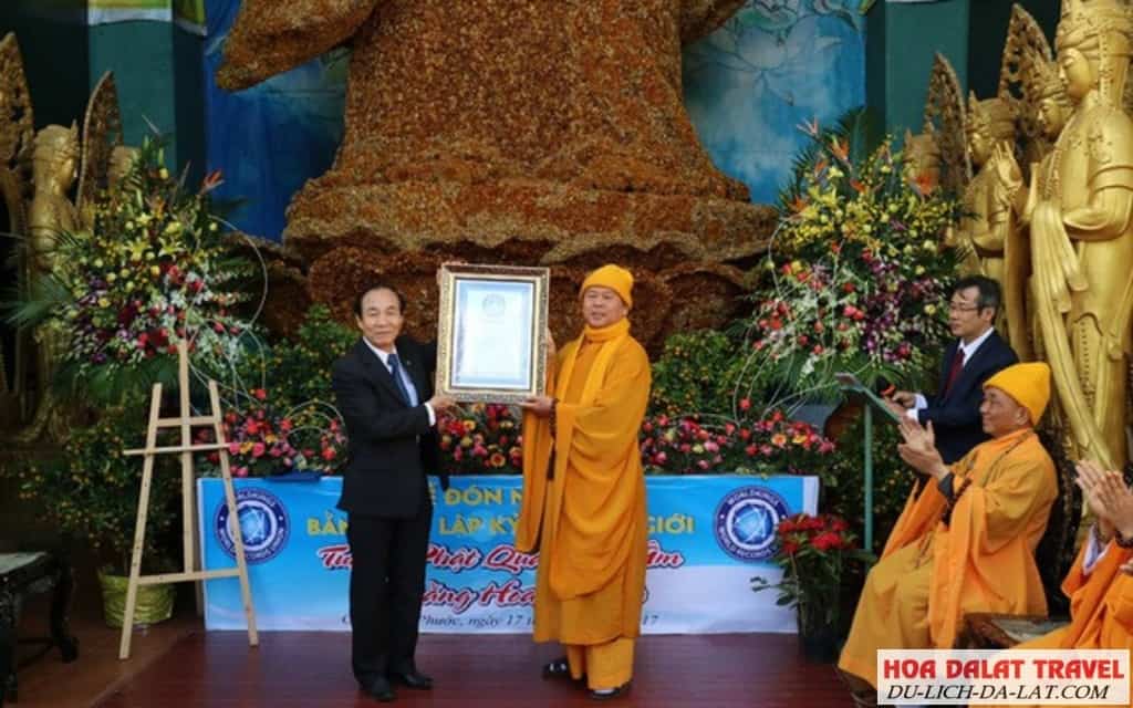 Tượng Bồ Tát Quan Thế Âm bằng hoa bất tử - kỷ lục