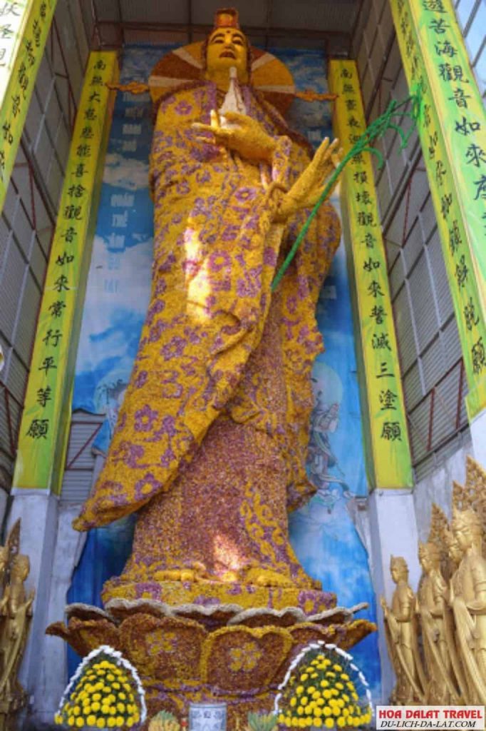 Tượng Bồ Tát Quan Thế Âm bằng hoa bất tử lớn nhất thế giới