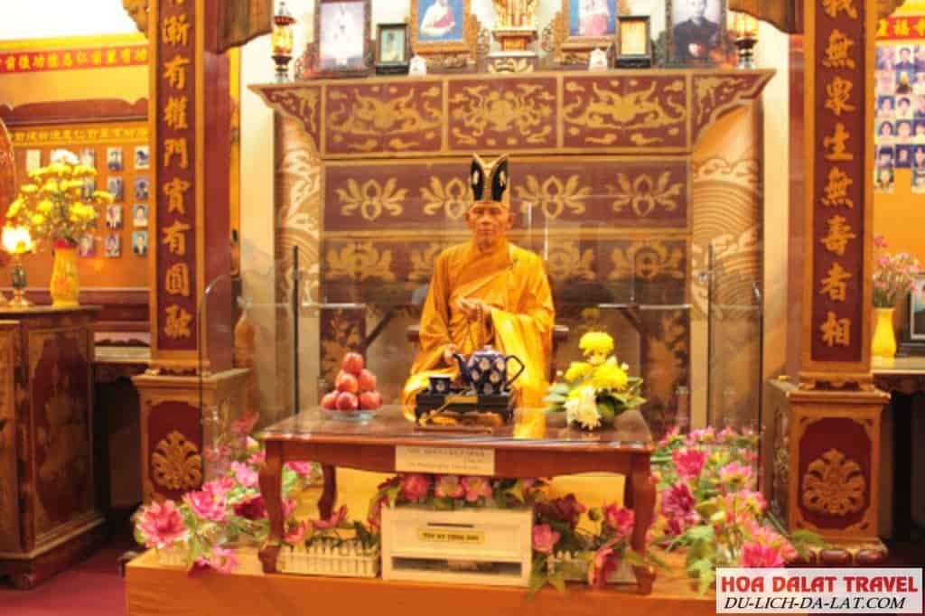 Tượng sáp chùa Linh Phước