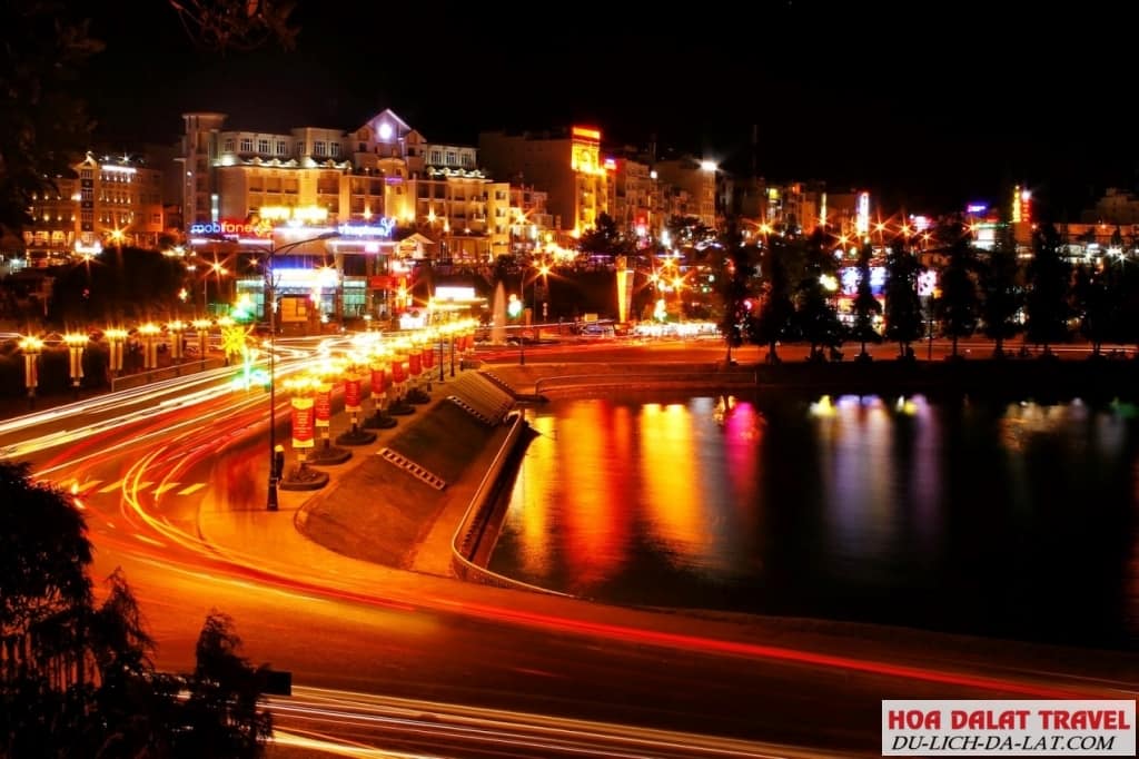 Vẻ đẹp tuyệt trần của hồ Xuân Hương về đêm