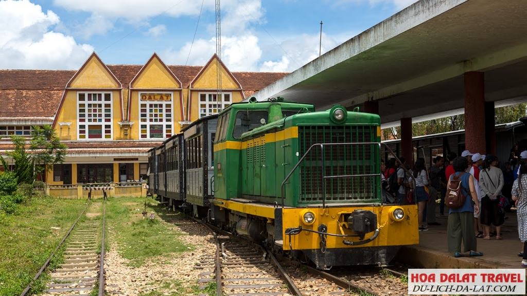 Xe lửa đi chùa Linh Phước