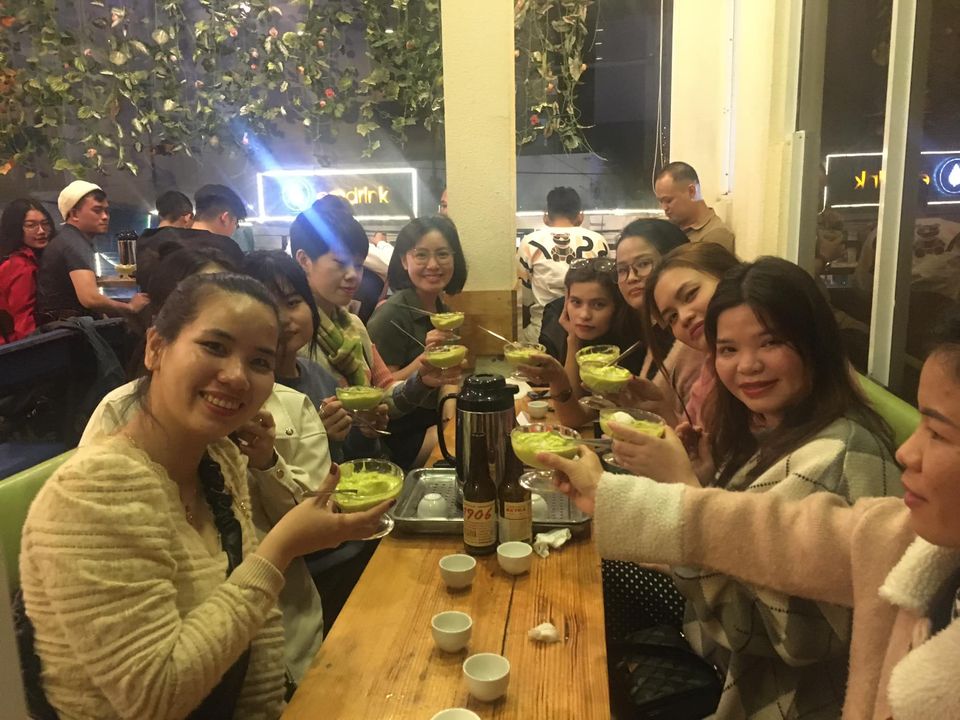 Khách đến thưởng thức kem bơ