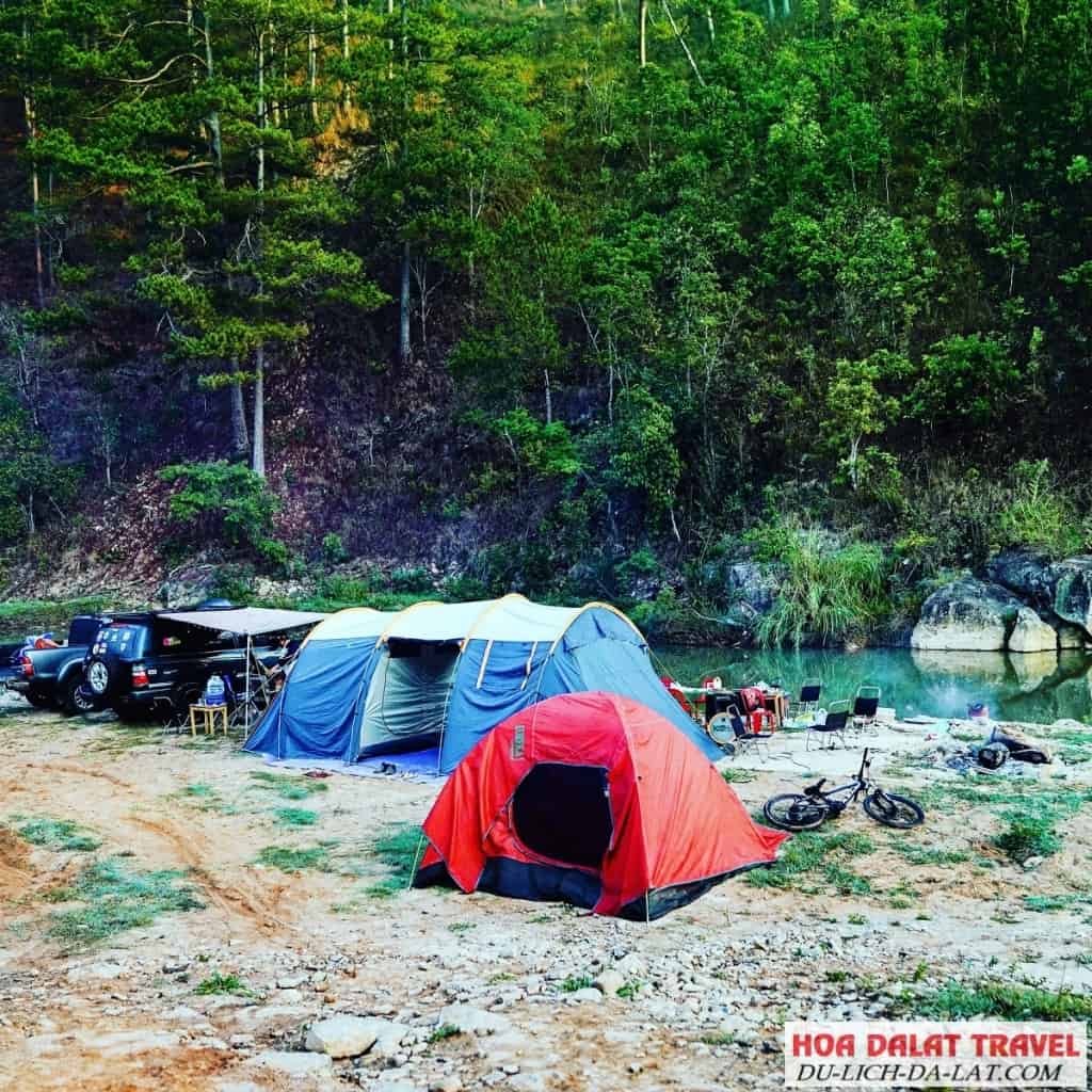 Cắm trại picnic cùng hội bạn tại thác