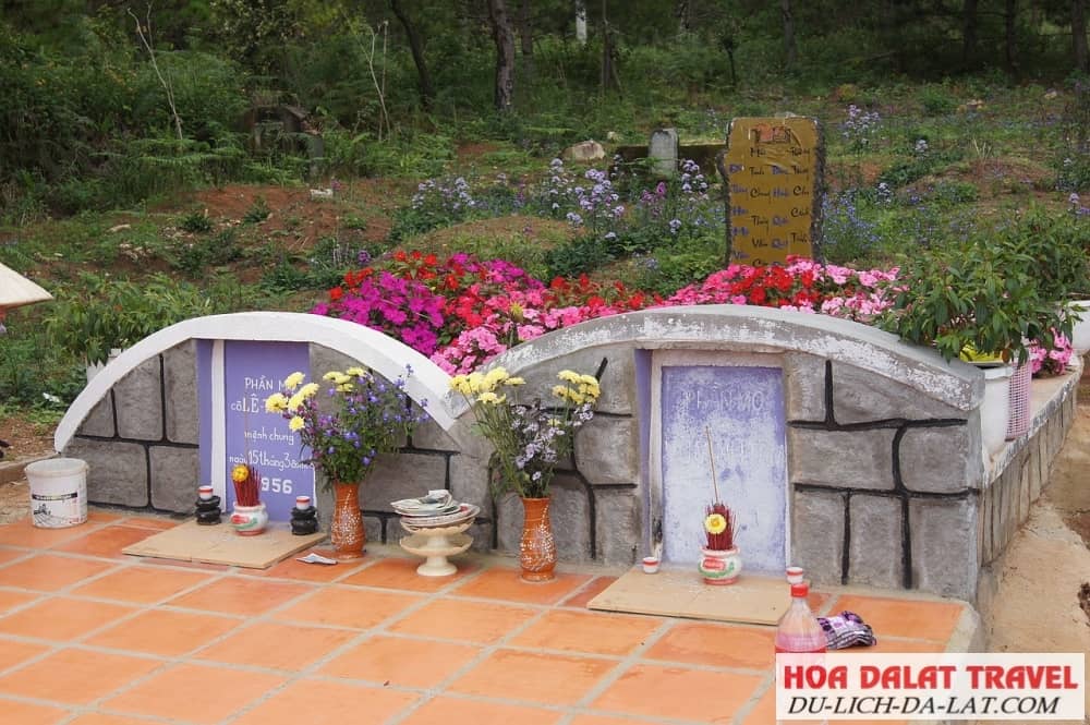 Hai mộ phần ở đồi thông