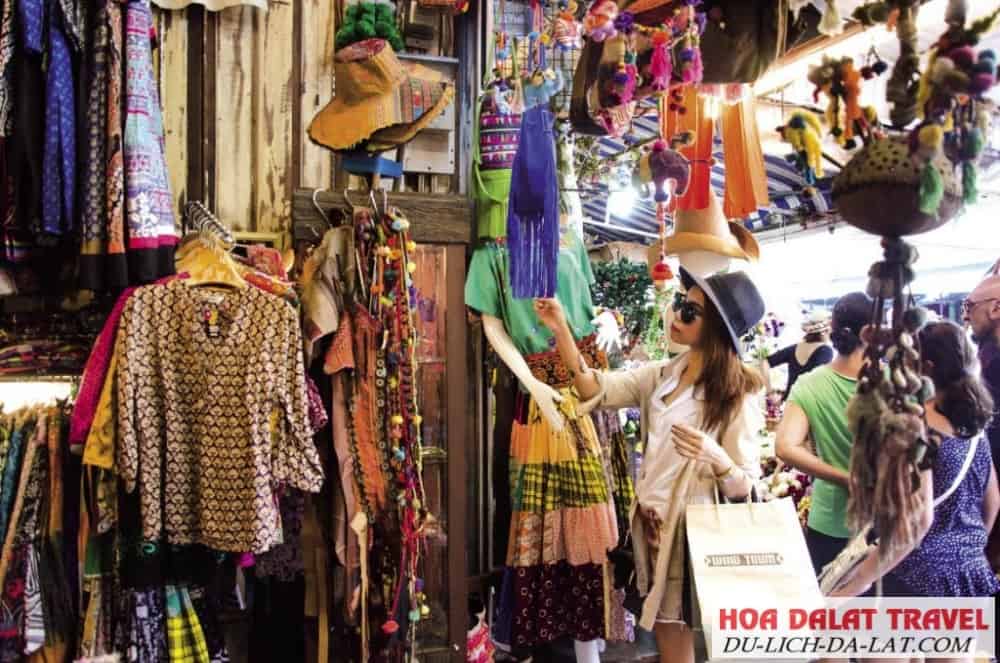Không gian bên trong chợ đồ si Đà Lạt